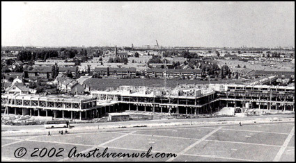 de Zaagtandeen lange flat met winkels