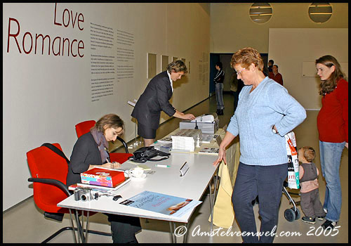 Dolores Zorreguieta signeert haar catalogus