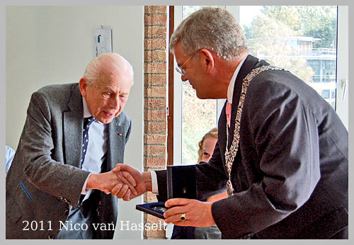 Nico van Hasselt ontvangt  Bronzen Legpenning