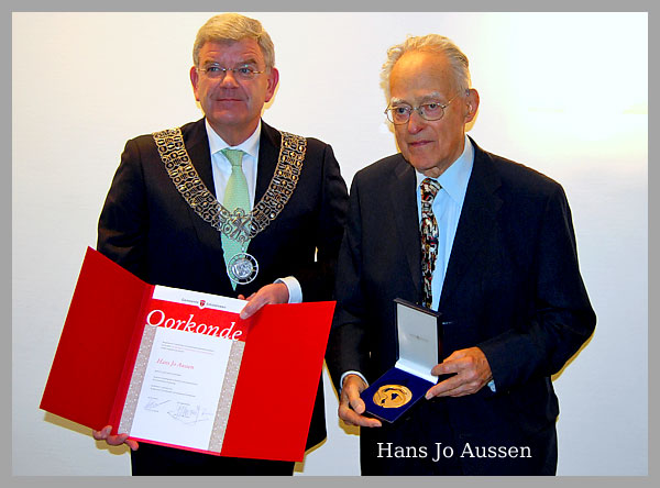 Hans Jo Aussen ontvangt  Bronzen Legpenning