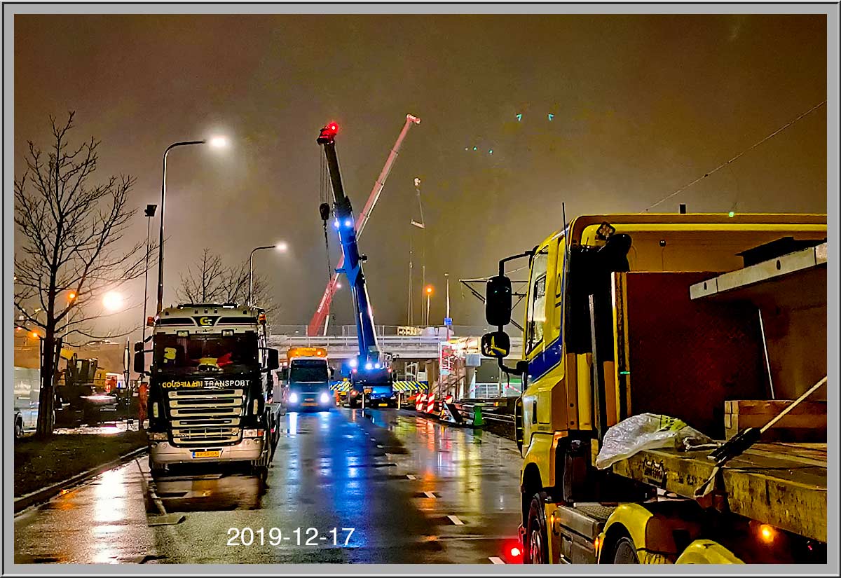 Wegdek viaduct Ouderkerkerlaanis gelegd