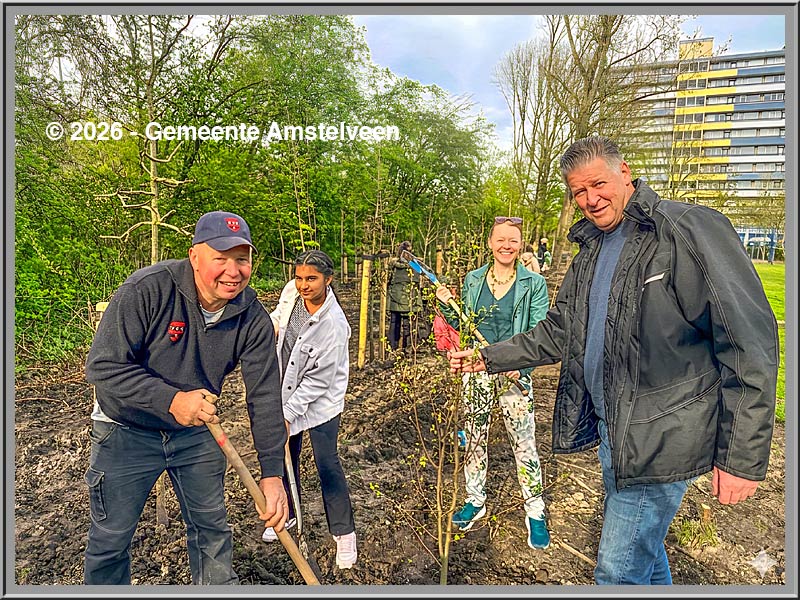 Leerlingen planten bomenlangs A9 in Operabuurt