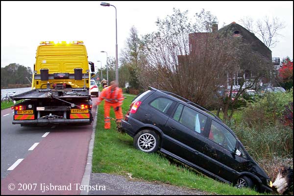 Opel in greppel Amstelveen
